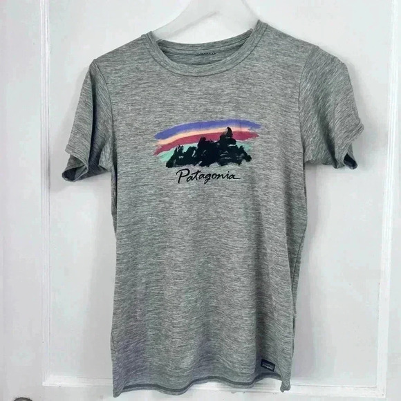 Patagonia Women's Cap Cool Daily Graphic Shirt in SKFE '73 Skyline Feather Grey - Picture 1 of 3